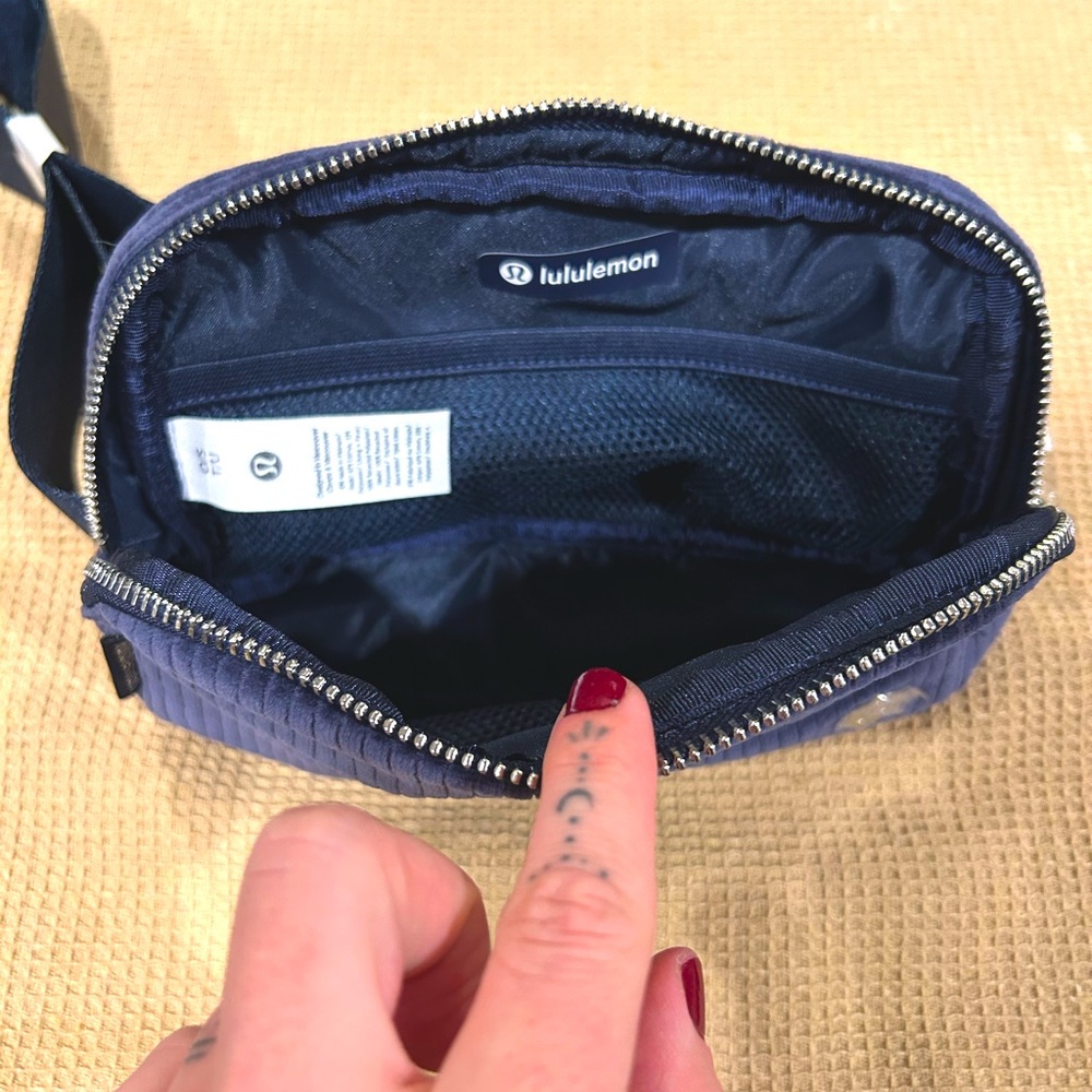 Lululemon Everywhere Belt Bag (Navy Blue, Corduroy)